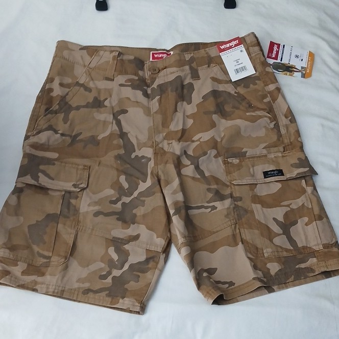 Wrangler Five Star Men’s Relaxed Fit Cargo Shorts Brown/Beige Camo 10″ Zip