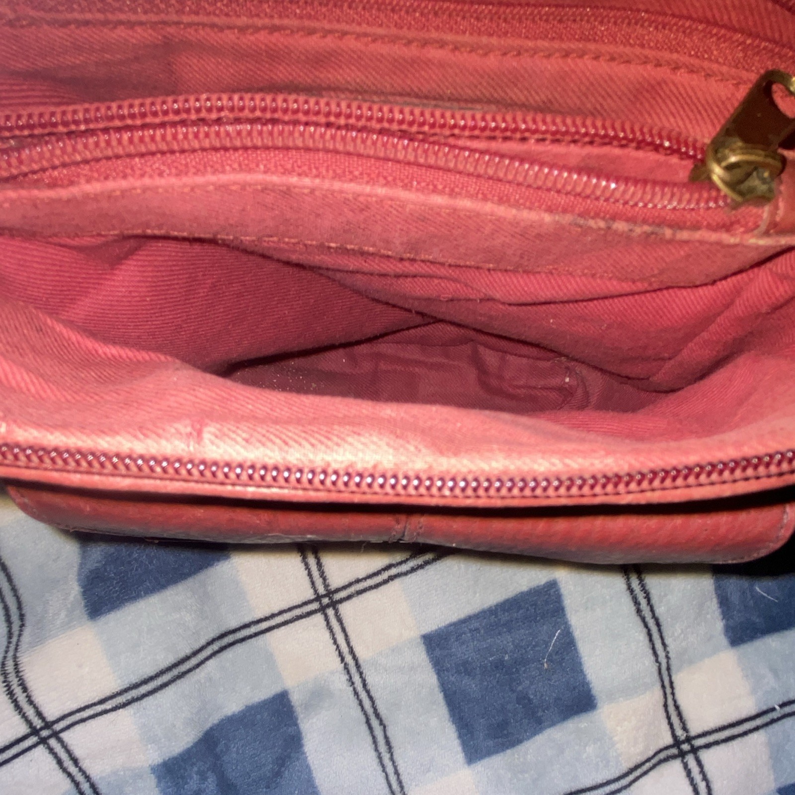Relic Burgundy Pebbled Small Crossbody Bag Turn Lock Zip Adjustable Strap