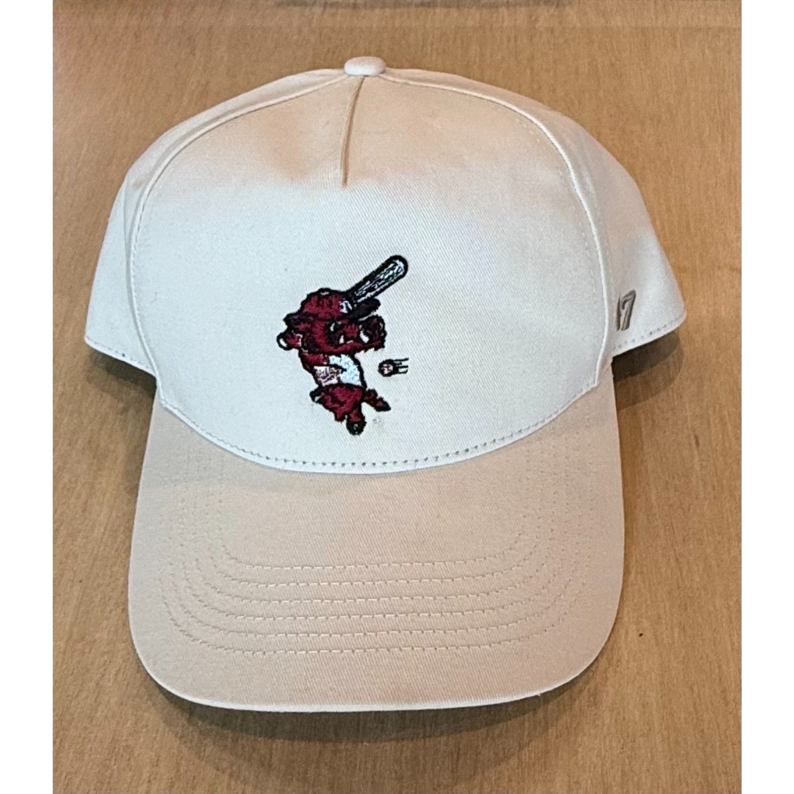 Retro Sporty Arkansas Razorbacks 47 Hitch Cream Baseball Snapback Hat NWOT