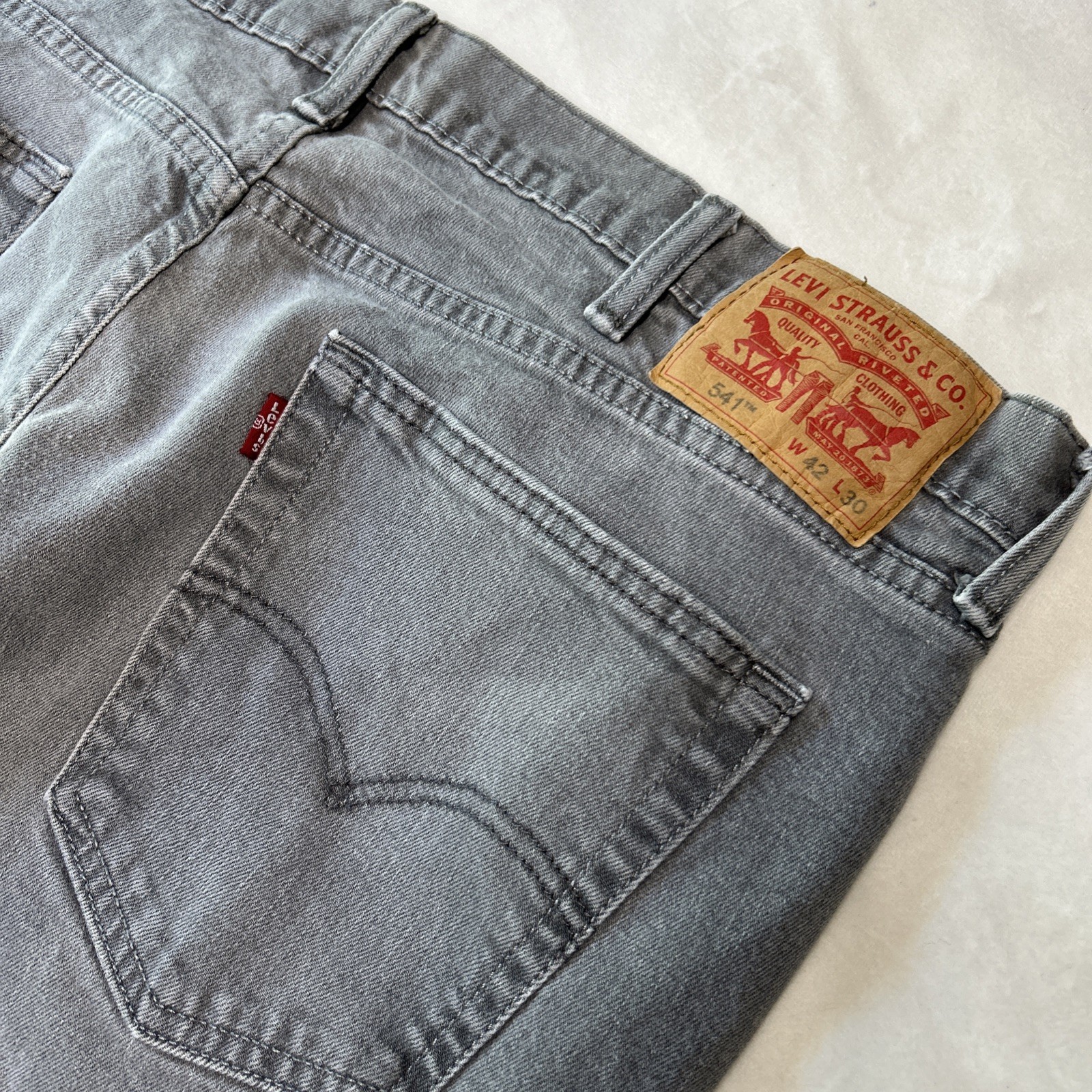 Levi’s 541 Athletic Taper Jeans Men’s 42×30 Gray Stretch Denim Casual Pants