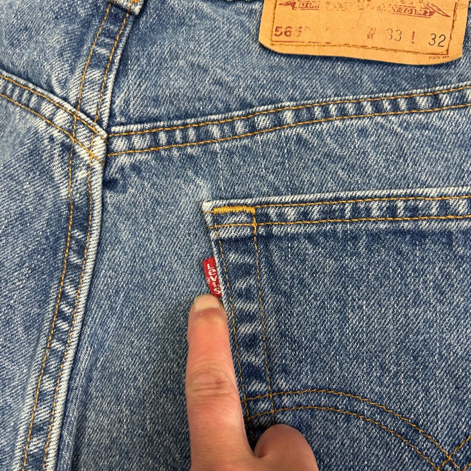 Vintage Levi’s 565 Loose Fit Wide Leg Jeans Men 33×32 USA Made 90s Medium Wash