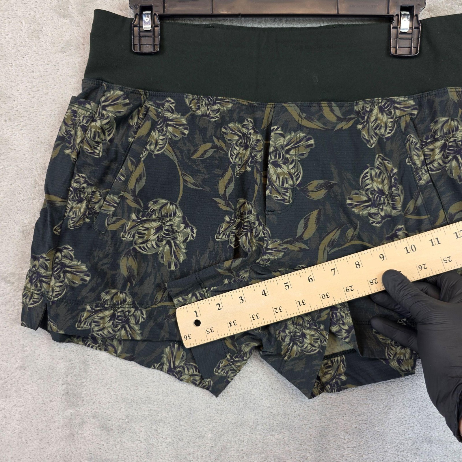 Athleta Shorts Womens 10 Green Trekkie North Printed 3.5 In Hiking Zip Pocket